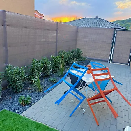 Moderný So Záhradou A Parkovaním *